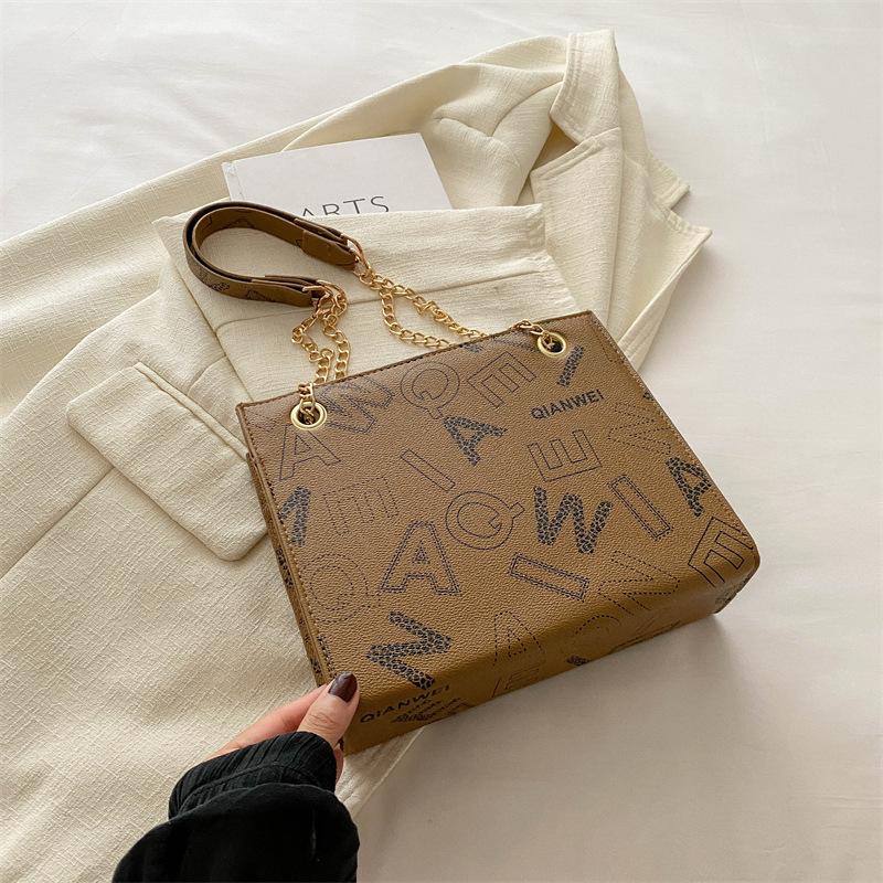 

Сумка большой вместимости 2025 новая женская сумка модная сумка для поездок в стиле ретро с цепочкой повседневная на плечо простая сумка-тоут коричневый