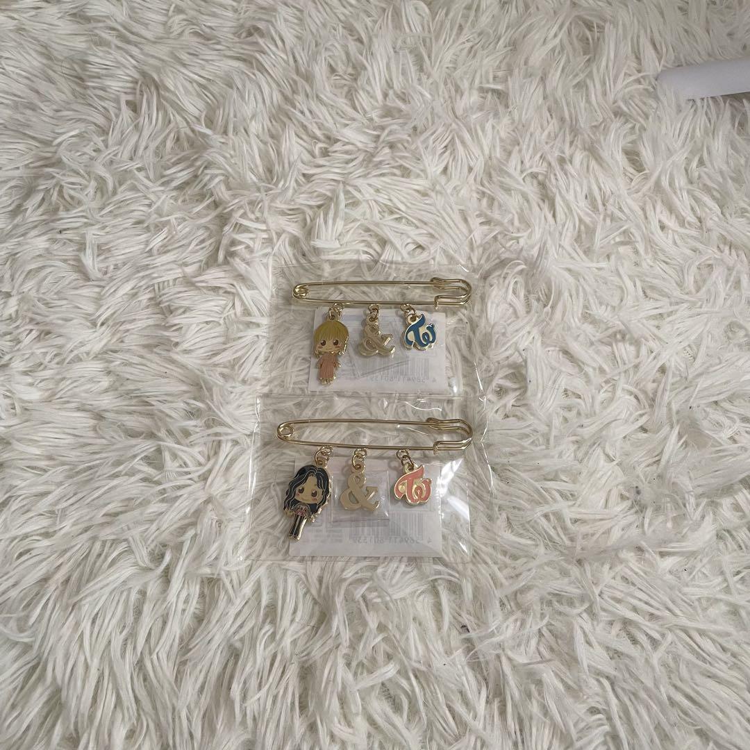 

[USED] TWICE Momo Tzuyu Big Pin
