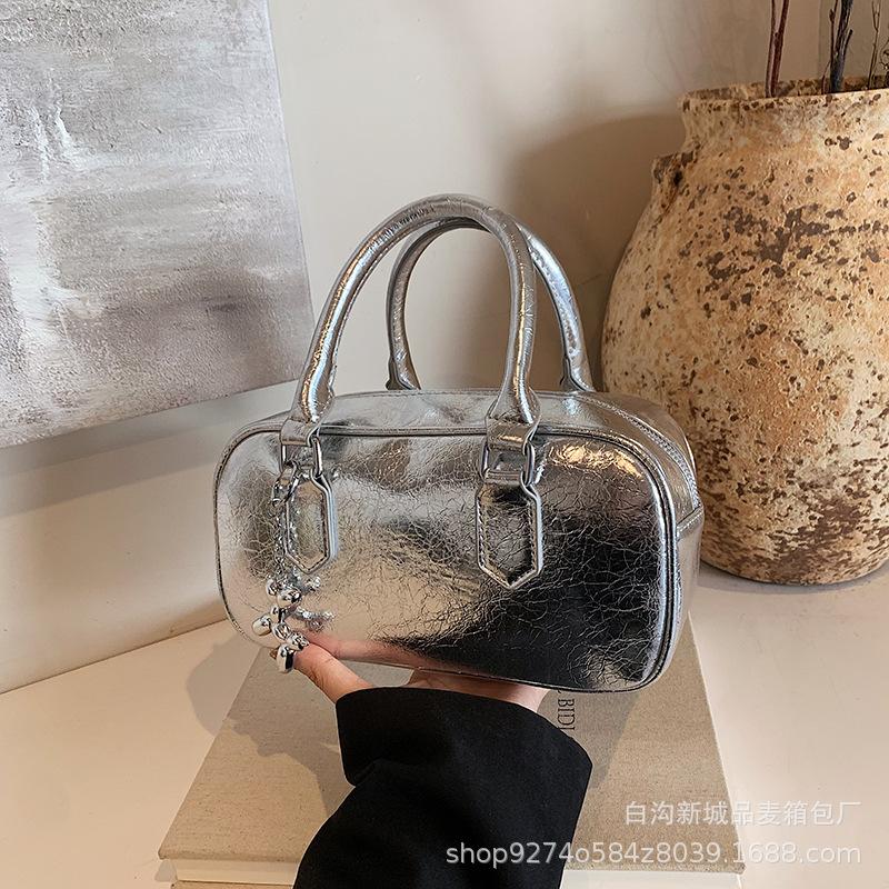 

French niche fashion versatile portable small bag women s 2025 new temperament shoulder bag foreign style messenger small square bag серебряный