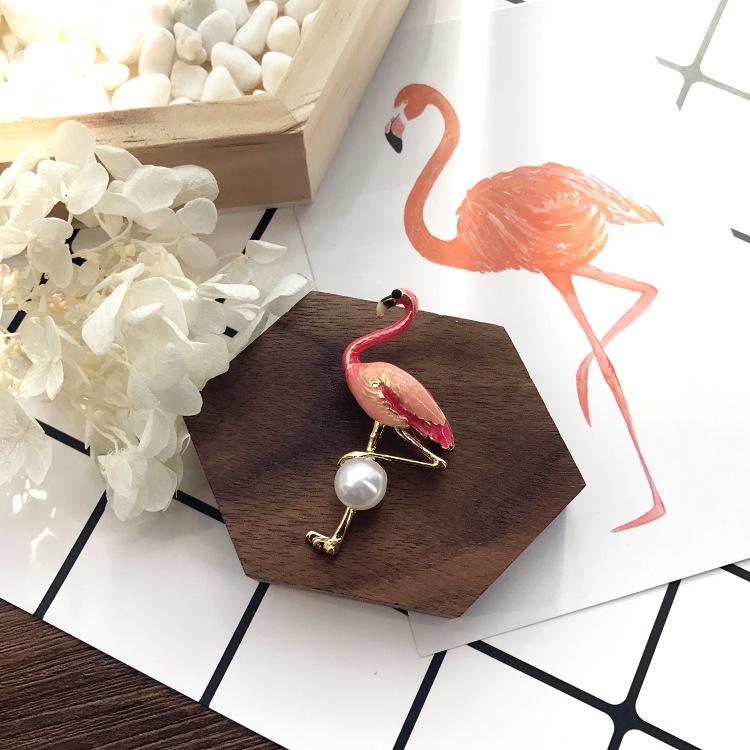 

Japanese and Korean fashion fire bird pearl brooch, female personality simple and versatile cartoon pin shawl buckle coat accessories рожевий