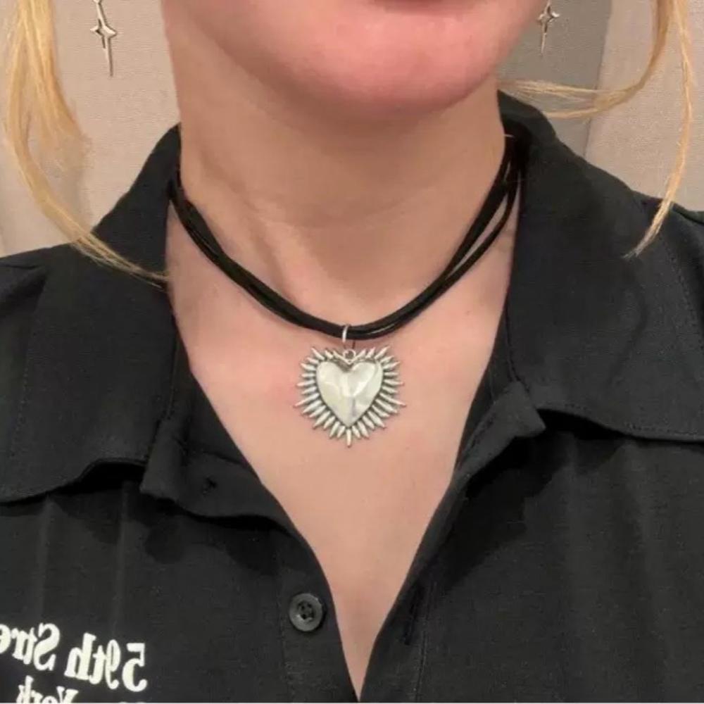 

Fashion Hip-hop Black and Red Heart-shaped Pendant Multi-layer Black Rope Chain Necklace for Woman Street Hot Girl Jewelry Gifts