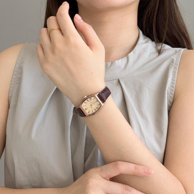 Women Retro PU Leather Strap Watches Qualities Ladies Alloy Wristwatches Korean Fashion Brand Fashionable Brown Relogio Feminino