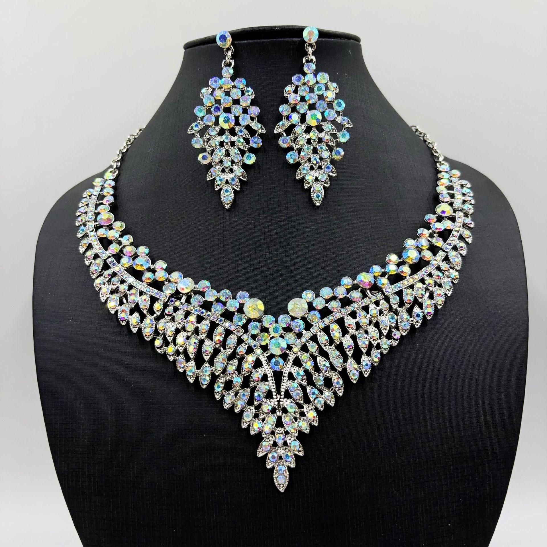 

Европейская и американская мода Свадебный вечерний комплект украшений: Бриллиантовое колье, элегантная ключичная цепочка и преувеличенные серьги