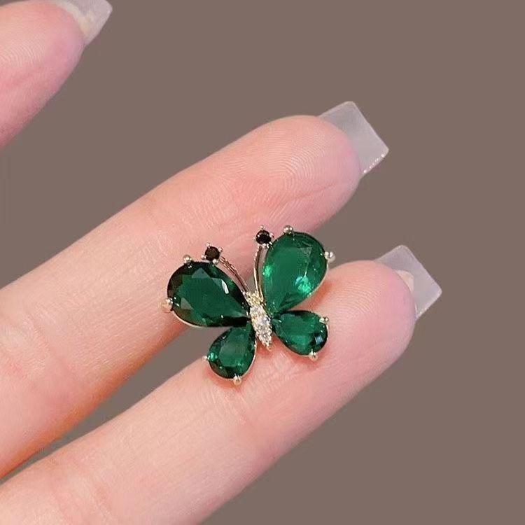 

Elegant Corsage Brooch for Autumn and Winter Coats and Blazers