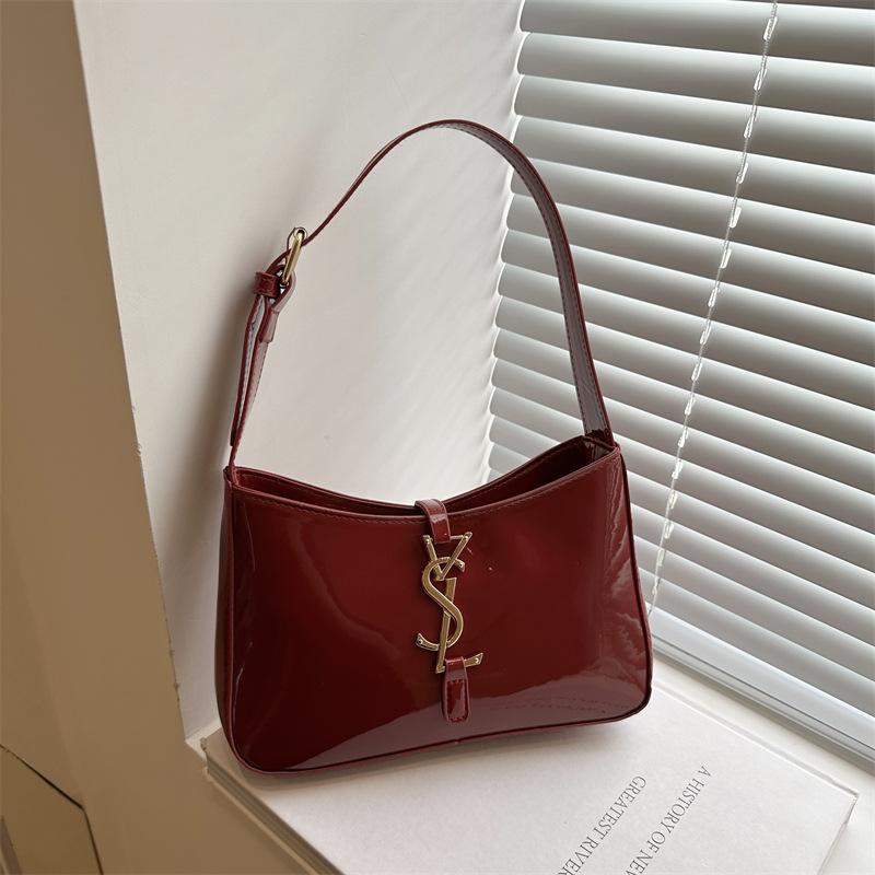 

Сумка под мышкой женская с чувством высокого класса 2025 новая глянцевая сумочка универсальная сумка из лакированной кожи сумка интернет-знаменитости сумка-багет с зеркалом красный