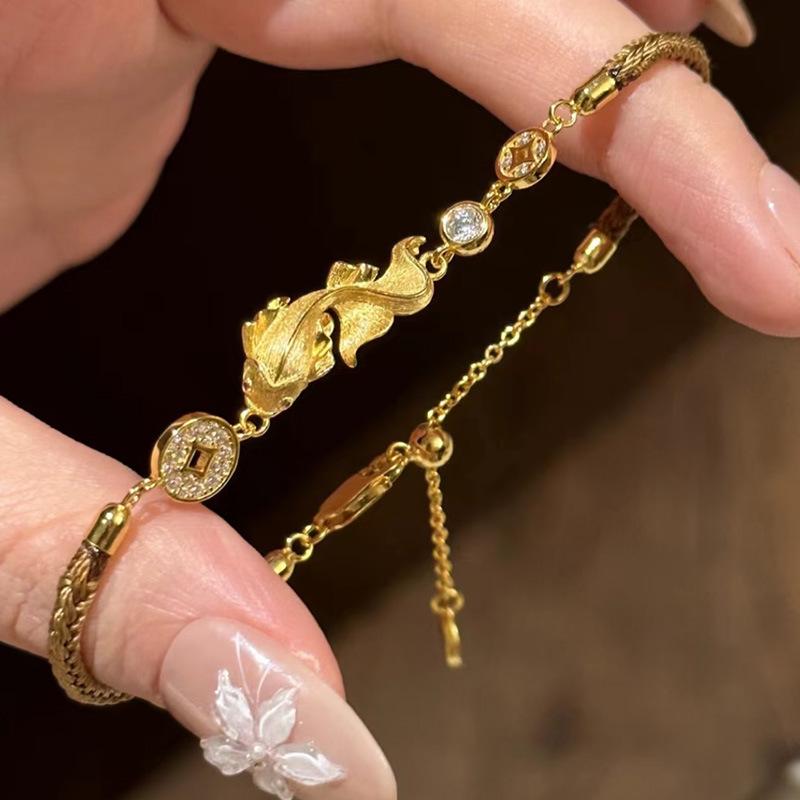 

18K Gold-Plated Zircon Carp Bracelet: Light Luxury, Retro, Fashionable, Versatile.