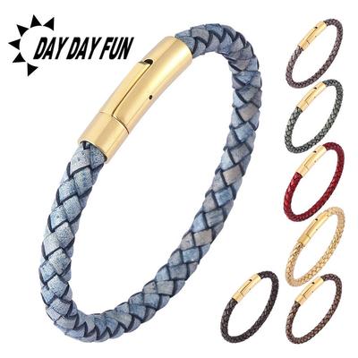 Handgefertigtes geflochtenes Lederarmband mit goldenem Druckknopf in Blau