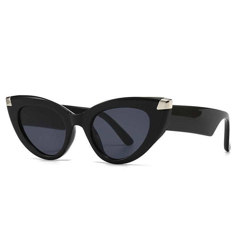 Luxury Brand Designer Vintage Cat Eye Big Frame Sunglasses Women For Female Sun Glasses Punk Rivet Popular Outdoor Shades UV400