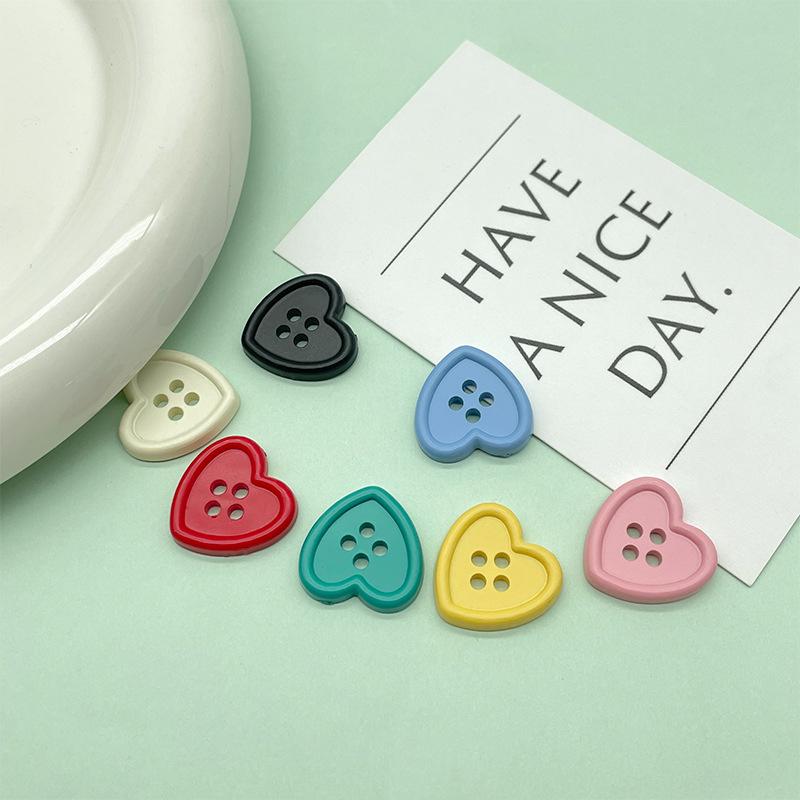 20Pcs 18Mm Colored Heart Shape Plastic Buttons For Clothing  Children'S Sweaters Cute Button Needlework Diy Sewing Accessories