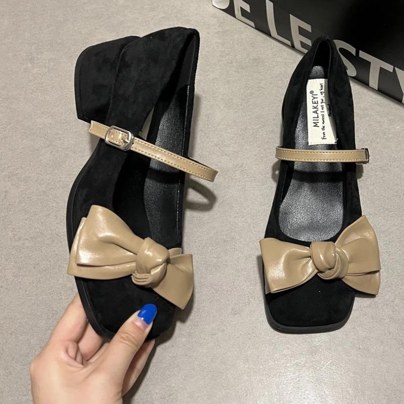 

2025 Новые замшевые туфли на блочном каблуке Осенние новые туфли с квадратным носком, мелким вырезом, бантом и ремешком слингбэк, нескользящие туфли-лодочки на kitten heels 35 чёрный