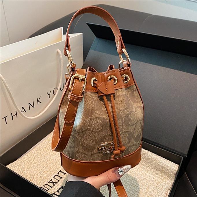 Ms. Baos nye allsidige messengerbag, bærbar bøtteveske.