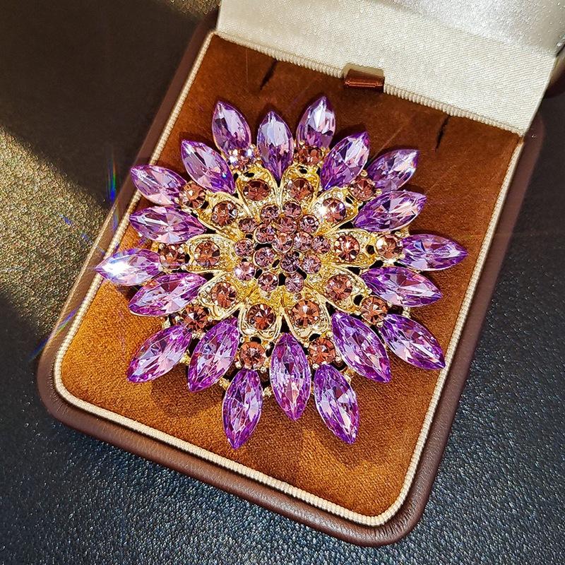 High-End Light Luxury Flower Brooch Female Heavy Industry Design Sense Animal Brooch Diamond Corsage Coat Clothing Accessories