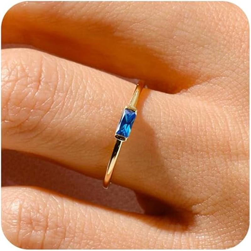 Goldene Geburtssteinringe für Damen Zierlich 14K Gold Plated Baguette CZ Grüner Edelsteinring Personalisierter Schmuck Geschenk zum Geburtstag