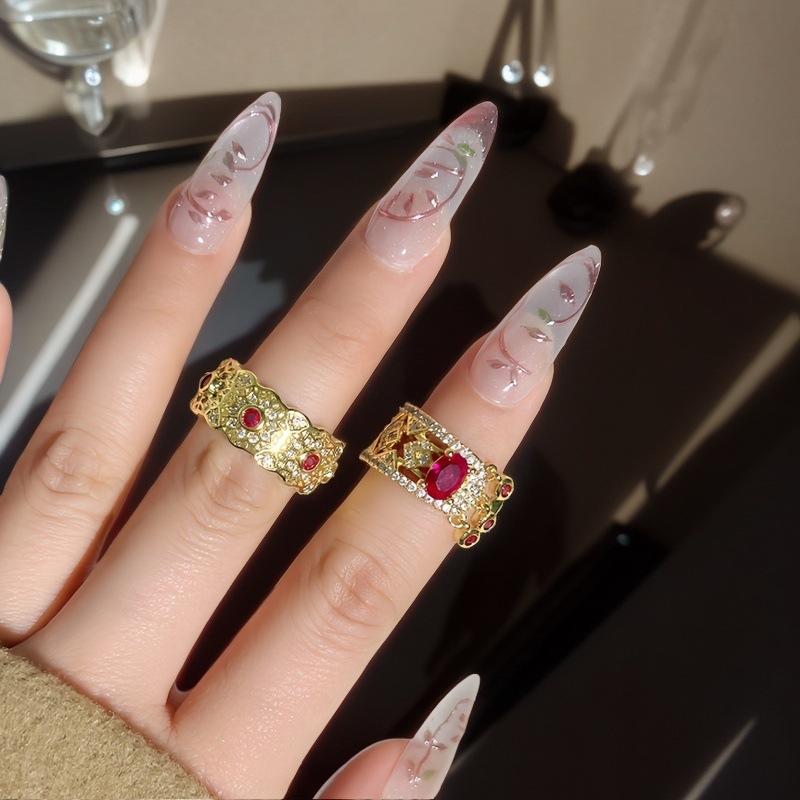 Hollow Window Grilles, Lace, Colored Treasure, Red Zir*****Pening Ring, Light Luxury And High-End Full Diamond Rhombus Fringed Ring, Female.