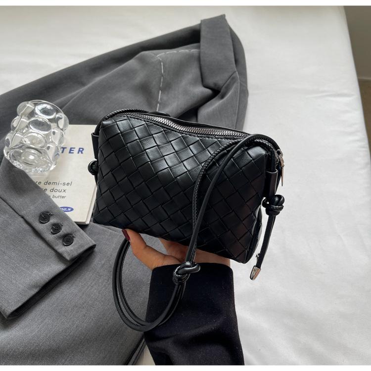 Summer Niche Portable Woven Bag Women's 2025 New Fashion Versatile Messenger Bag Single Shoulder Underarm Bag Pillow Bag