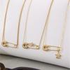 Delikatny naszyjnik z agrafką wysadzaną cyrkoniami na cienkim łańcuszku ze stali nierdzewnej pokrytej 18k złotem, zawieszka, naszyjnik-charms dla kobiet