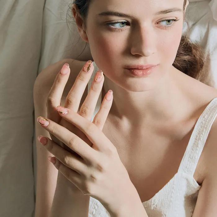 

Персиково-золотые гелевые ногти