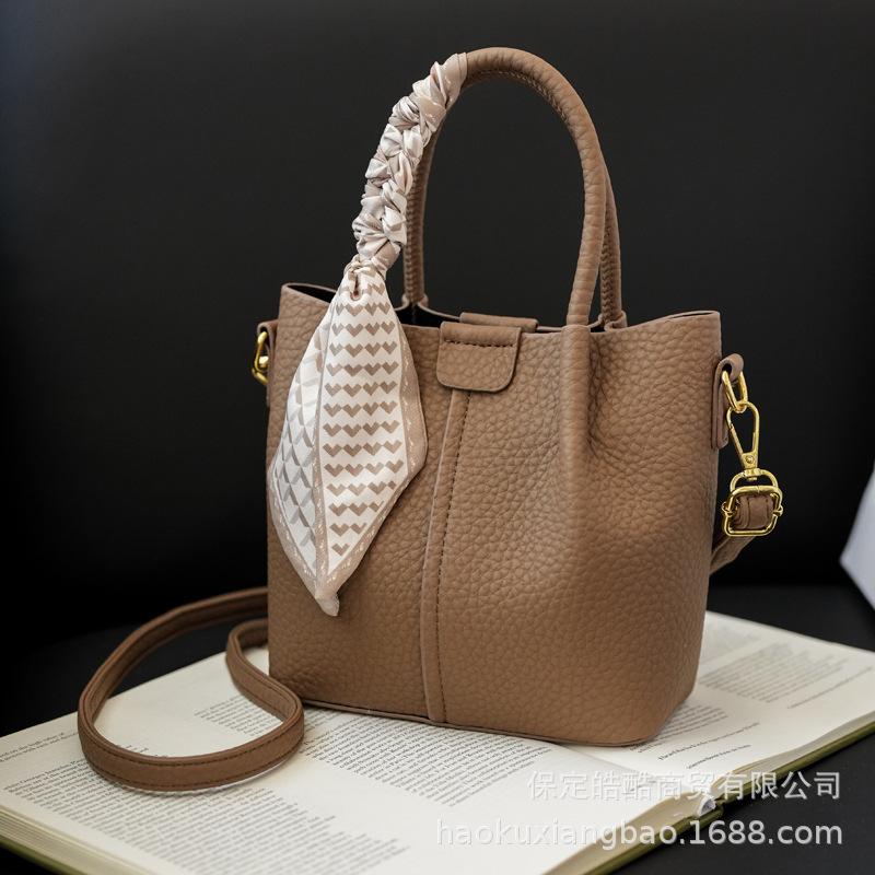 This year's popular bag women's large-capacity 2025 new autumn and winter versatile casual shoulder bag commuter bucket bag