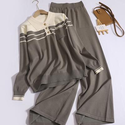 Γυναικείο σετ δύο τεμαχίων casual φθινοπωρινό σε χαλαρή αντίθεση χρώματος με γυριστό γιακά με μακρυμάνικο μπλουζάκι και πλεκτό κοστούμι με φαρδύ παντελόνι