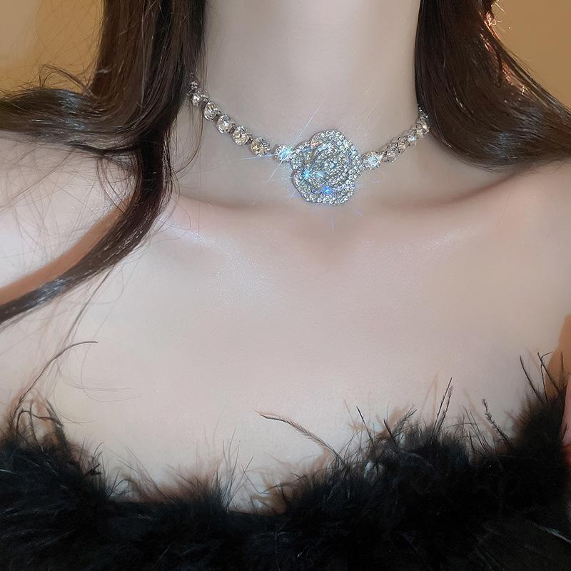 Minimalistisches Silbernadel Diamantbesetztes Blume Quasten Schmuckset - Halskette & Ohrringe