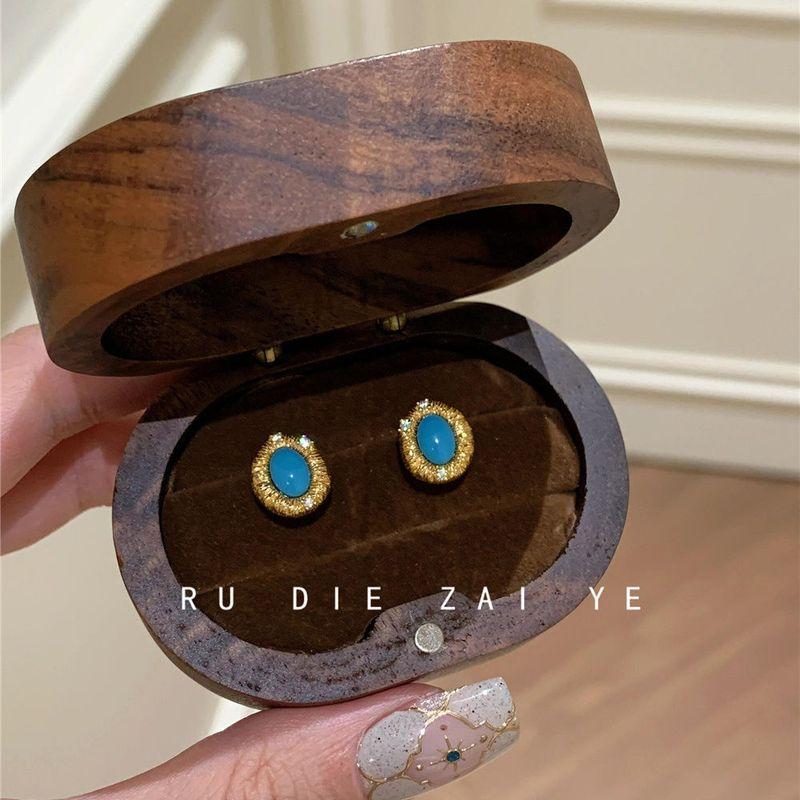 

Руди в дикой природе Винтажные серьги-пусеты из средневековой брашированной синей сосны цвета «Тиффани» высокого класса, легкая роскошь, ретро серьги для женщин A Pair of Tiffany Blue Stud Earrings