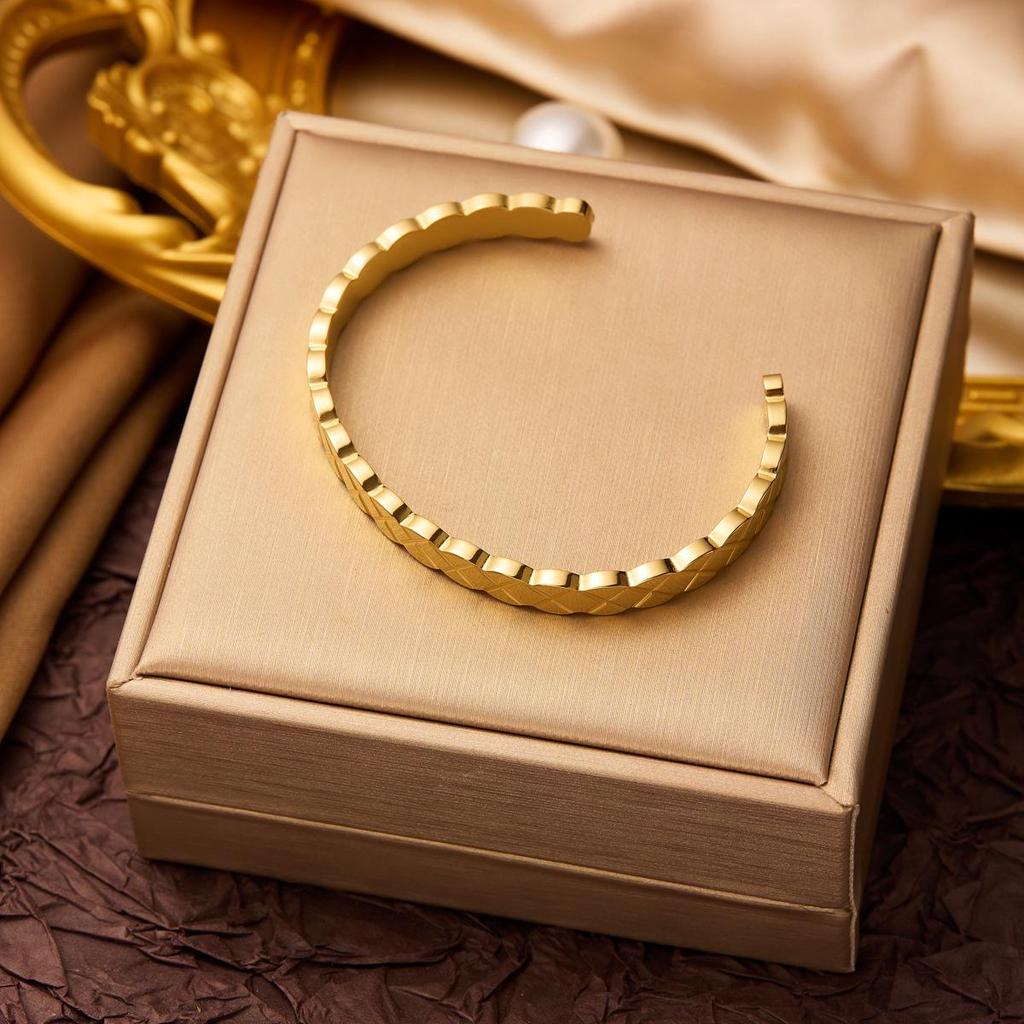 Neues Modisches Titanstahl Anlauffreies Armband für Damen - Vielseitige Europäische Stil-Trends