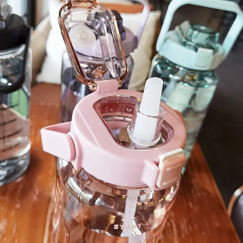 2000ml velkokapacitní plastová láhev na vodu s brčkem | Prémiový plastový kelímek pro venkovní kempování a hydrataci