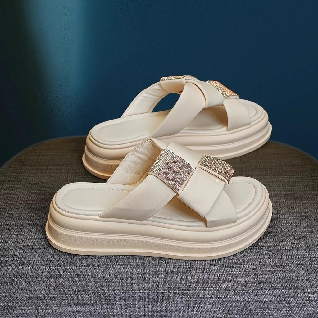 Fashion one-word slippers 2025 summer new muffin thick bottom soft bottom with skirt wear thin beach slippers women