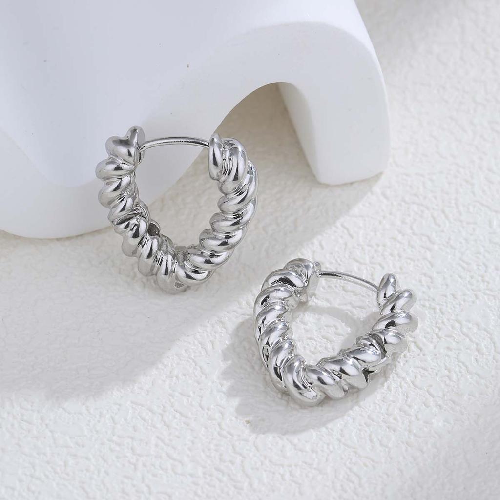 Cross-Border Simple Twist Love Earrings Women'S Fashion Temperament Versatile Ear Buckles Commuting Elegant Heart Earrings Earrings