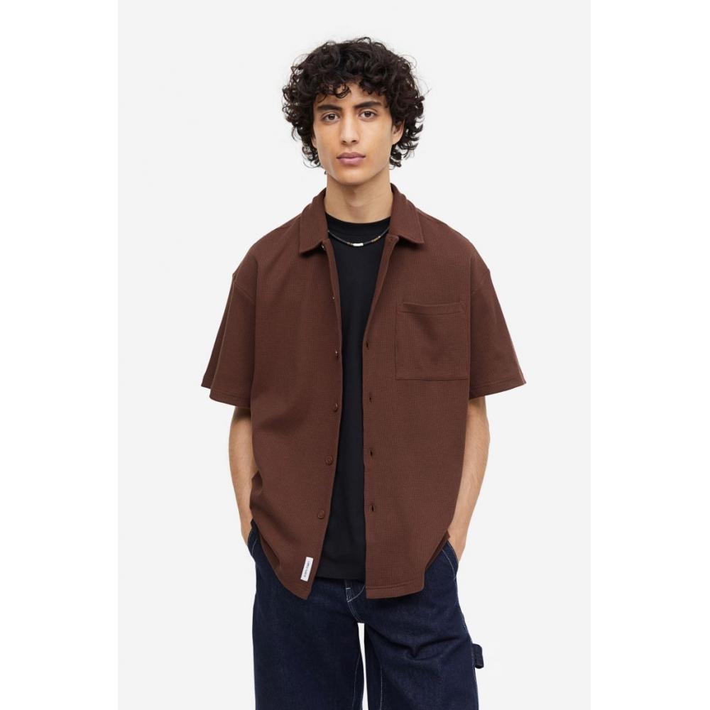 

Рубашка свободного кроя HM с вафельной текстурой темно-коричневого цвета