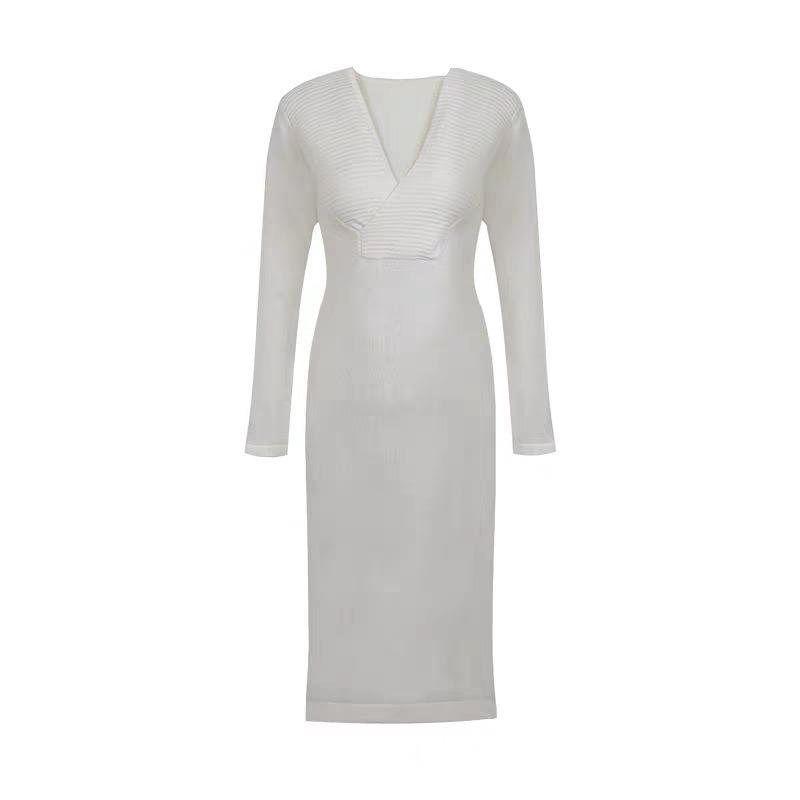 Temperament, advanced sense, super good-looking and thin coat, long-sleeved knitted white dress with base inside