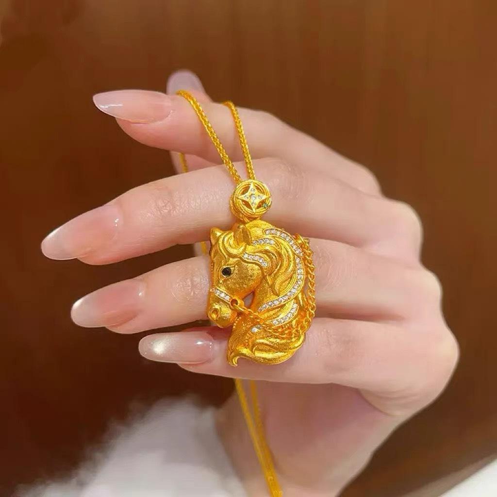 "Pentium av Hästen" Borstat Sandguld Spets Diamant Röd Häst Halsband Flätat Rep Kopparmynt Högklassig Känsla Mångsidig Tröjkedja Dam