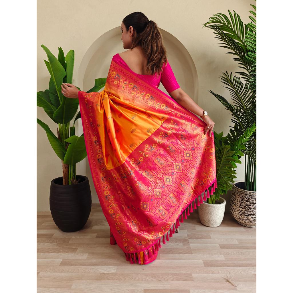 Sari en soie Paithani avec motifs de paon uniques et travail meenakari avec pallu contrasté et bordure contrastée de créateur. Avec des pompons.