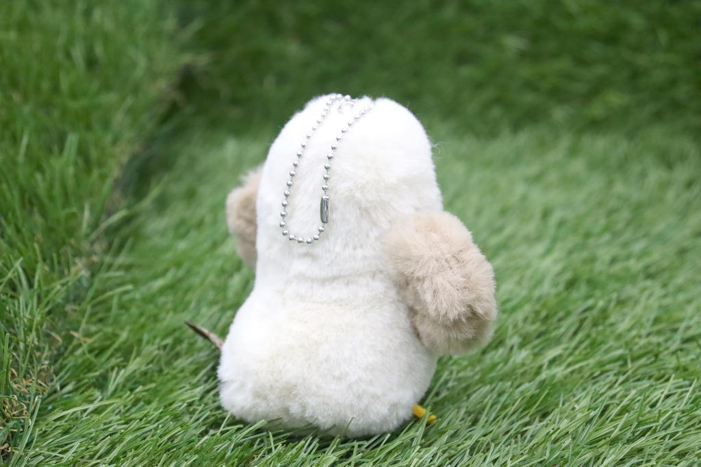 Takeoff Patter Owl Schlüsselanhänger. Niedliche Eule mit ausgebreiteten Flügeln und flatternder Spielzeugkiste. Beige [Musik inklusive]