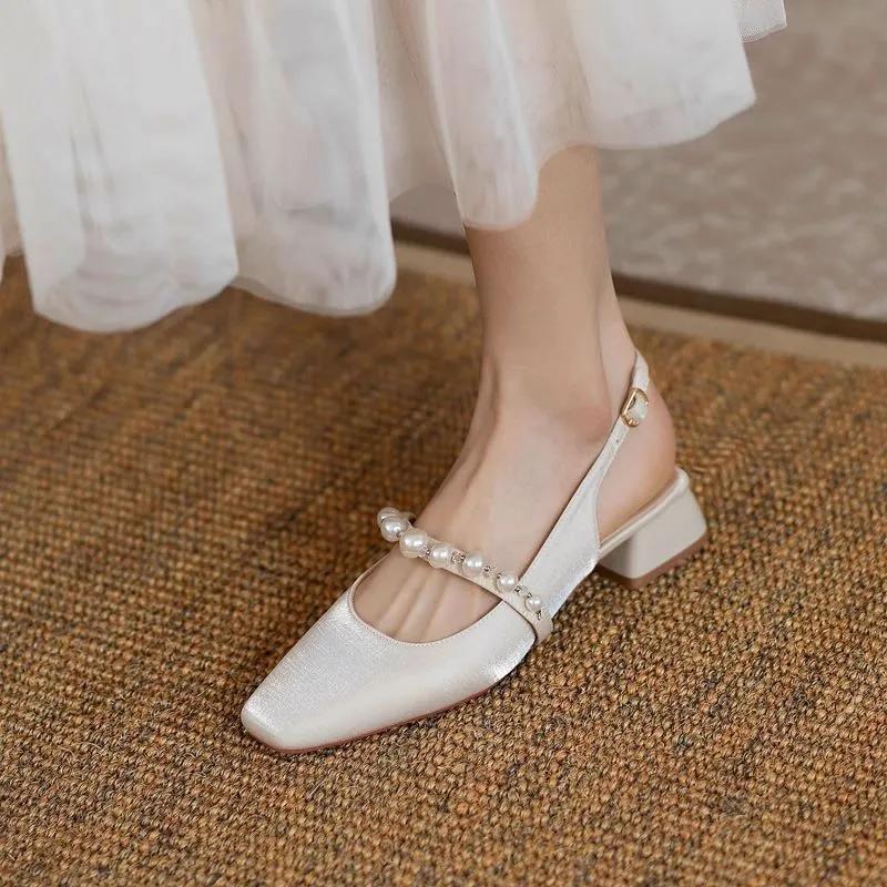 Neue Damen Sandalen Satin Quadratischer Absatz Quadratische Zehenpartie Schnallenriemen Neuheit Streetstyle Britischer Stil Perlen Gürtel Schuhe für Damen