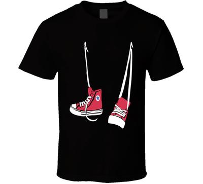 Rote Converse Schuhe T-Shirt