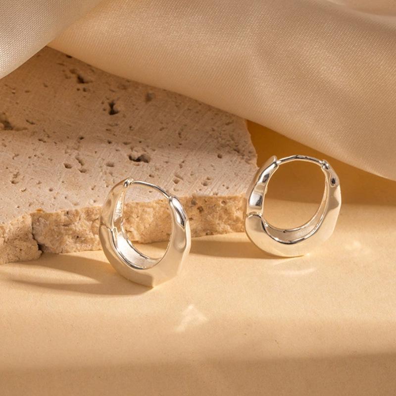 Silver Needle Geometric Heart Hoop Earrings - Retro & High-End Style for a Bold Look