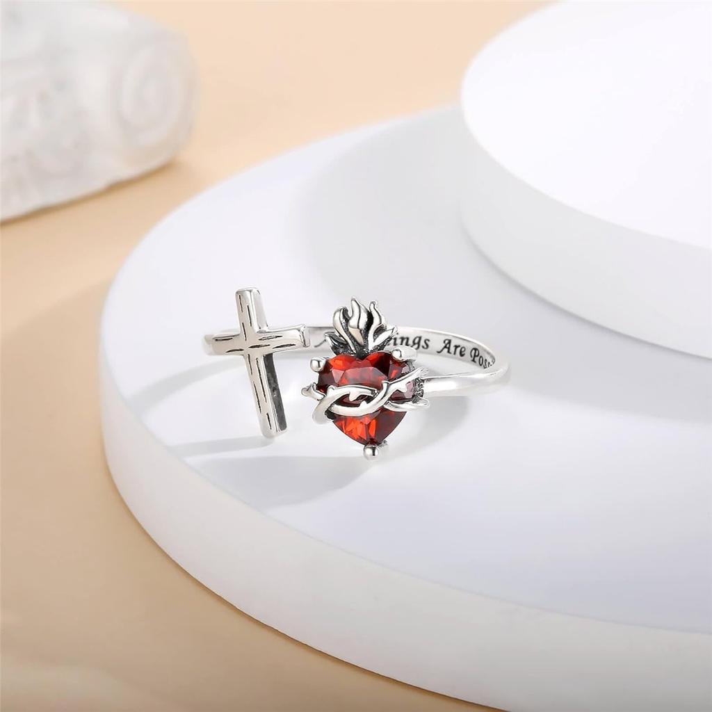 Krásně zpracovaný otevřený prsten s Nejsvětějším Srdcem Ježíšovým, zdobený kreativním trnitým červeným srdcem z umělého křišťálu, šperk