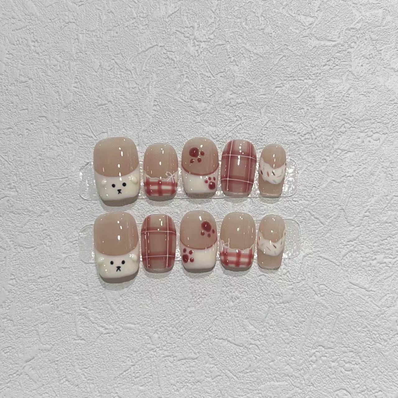 

Клипарт чистой ручной росписи брони, короткие ногти, милый мультяшный щенок, расписанный вручную розовый клетчатый нейл-арт Large L