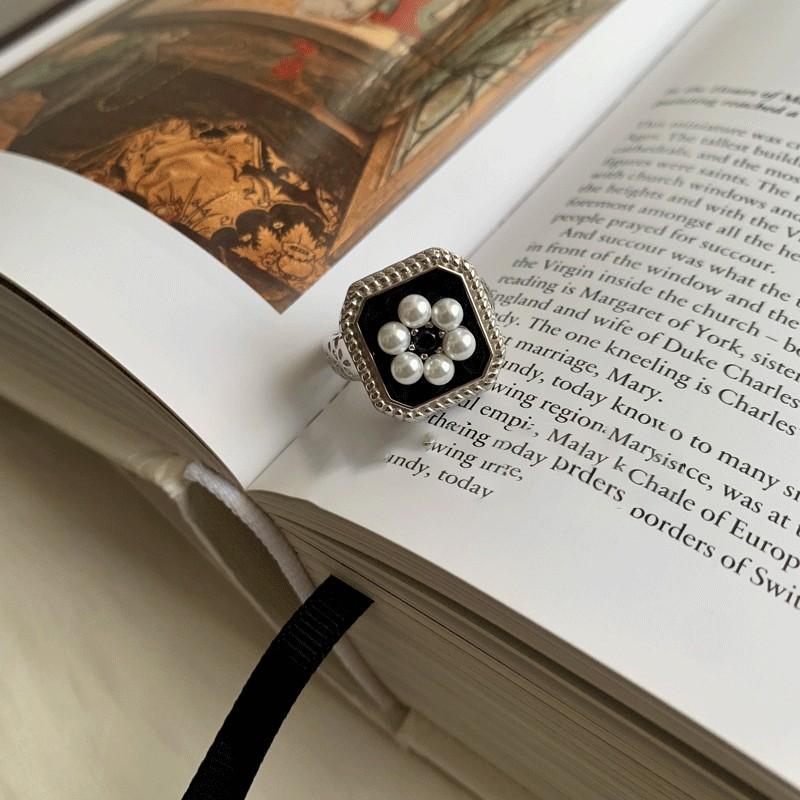 Style Stunning Hepburn Square Ring Featuring Drip Glaze Pearl Flower In S925 Silver
