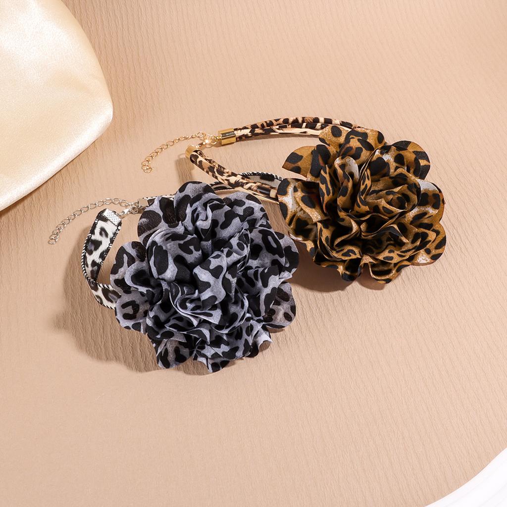 Französische Vintage Leopardenmuster Stoffblumenkette für Damen Florale PU-Ketten Party Schmuck Geschenke