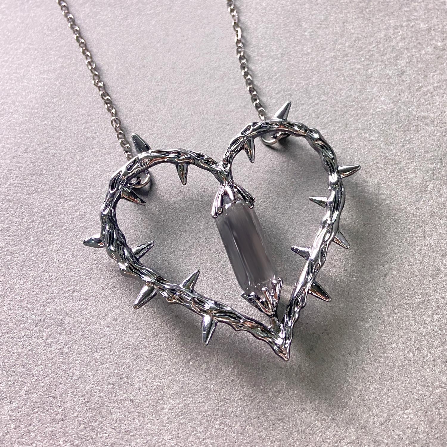 

New product, dark anime witch s heart, thorn pendant, men s and women s crystal collarbone chain, retro thorn love