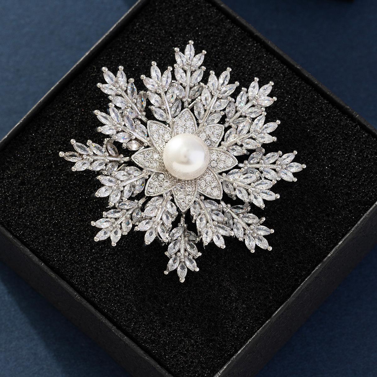 

Высококачественный корсаж из циркония, инкрустированный бриллиантами, натуральный пресноводный жемчуг, снежинка, брошь, темпераментный кардиган, пряжка, булавка, аксессуары для женского платья белый