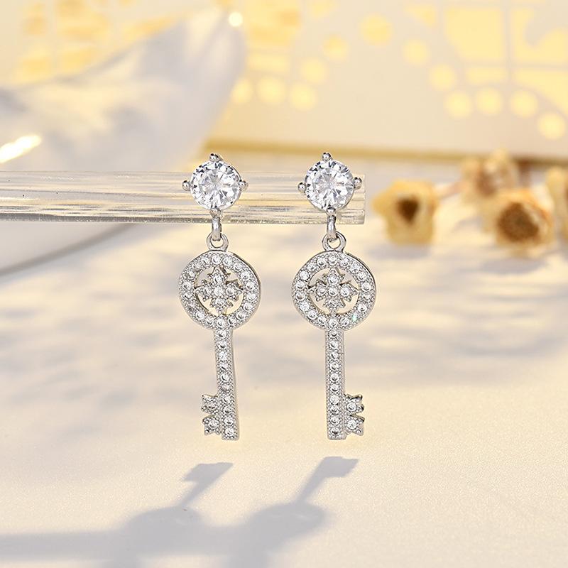 

Новые высококачественные серьги-иглы для женщин, модные простые серьги-ключи, золотые универсальные серьги с микро-закрепкой из циркония