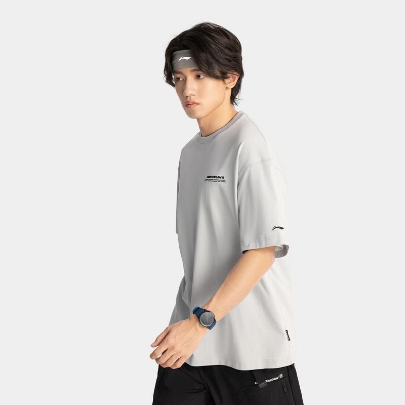 Li Ning CF Color Puro Letra Cuello Redondo Sensación Hielo Cómoda Antibacteriana Camiseta Manga Corta Hombre Camiseta Gris Ladrillo ATSV189-5