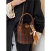 Retro niche hand-carried bucket bag women's autumn contrasting color fashion shoulder bag high-end textured messenger bag