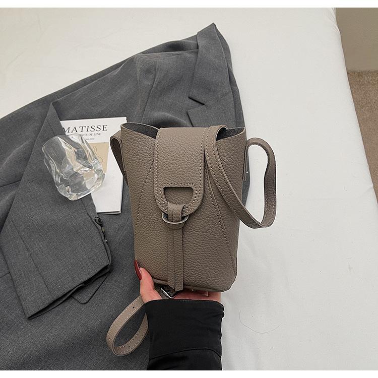 Niche design texture women 2025 new fashion versatile retro shoulder messenger bag high sense