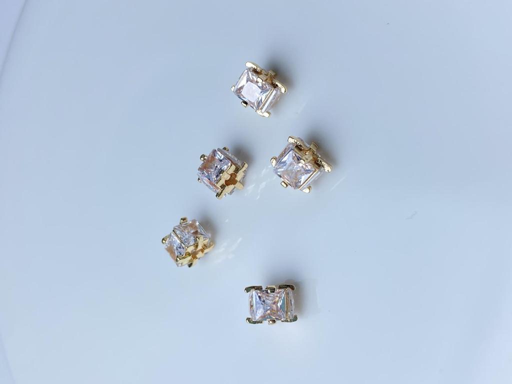 Čtvercové korálky-rozpěrky ze zirkonia pozlacené 14K zlatem pro DIY náramky a náušnice