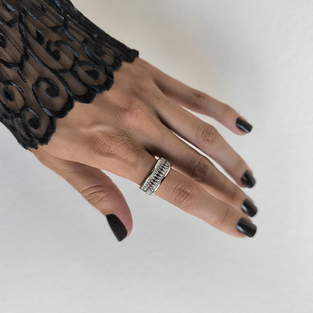 Серебряное кольцо с фианитами, вес изделия 3,84 гр (2185703)