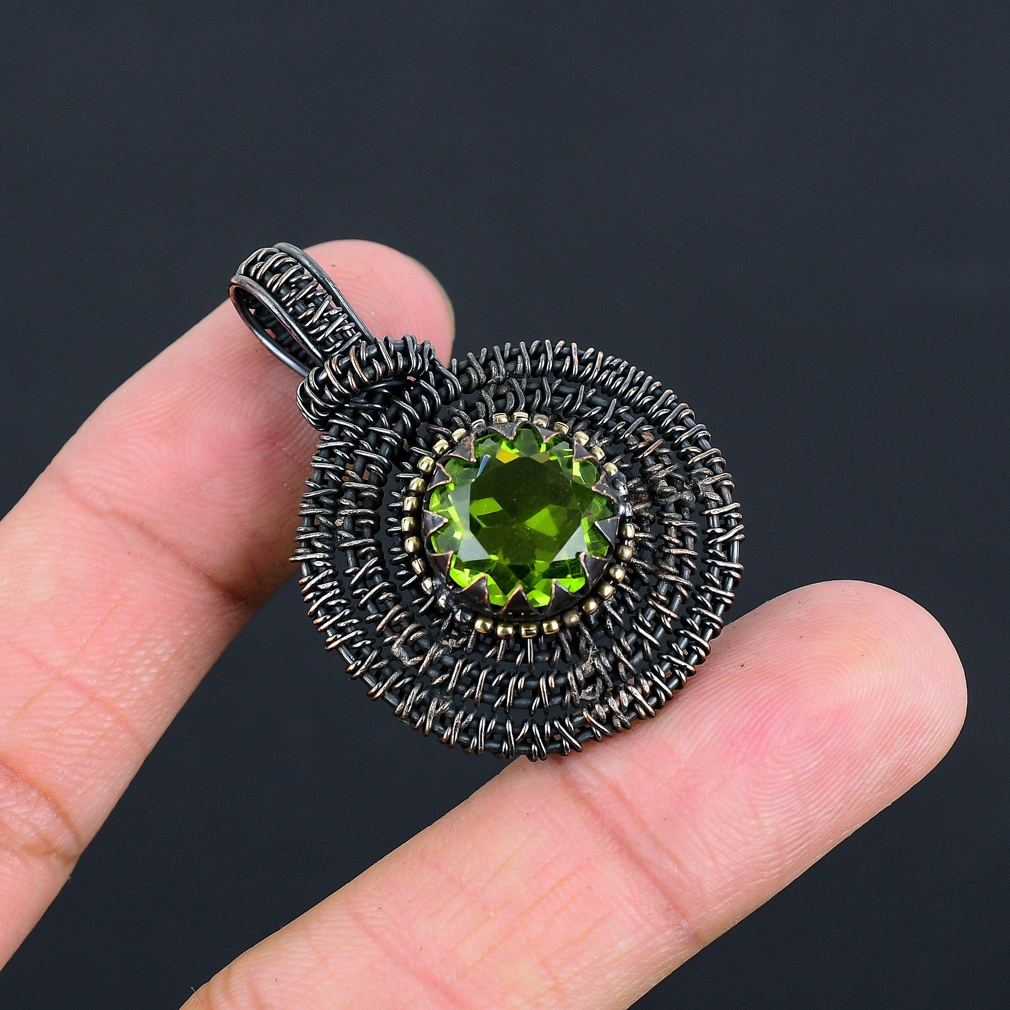 

Перидот драгоценный камень ручной работы медная проволока обертка потрясающий кулон для любви 1.77 Inches зелёный